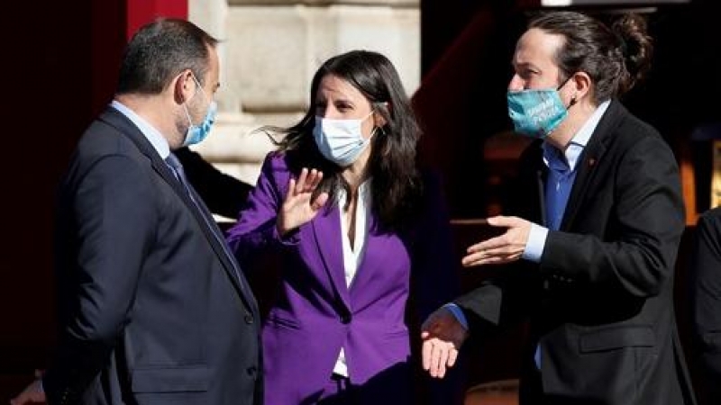 El vicepresidente del Gobierno, Pablo Iglesias (d) conversa con la ministra de Igualdad, Irene Montero (c) y el ministro de Transportes, José Luis Ábalos (i) antes del comienzo del desfile terrestre. /Europa Press