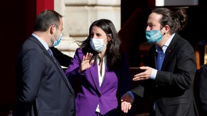 El vicepresidente del Gobierno, Pablo Iglesias (d) conversa con la ministra de Igualdad, Irene Montero (c) y el ministro de Transportes, José Luis Ábalos (i) antes del comienzo del desfile terrestre. /Europa Press