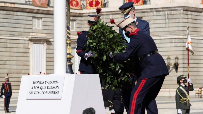 El rey Felipe VI deposita una corona de flores en honor a los caídos por la patria. EFE/Kiko Hueca