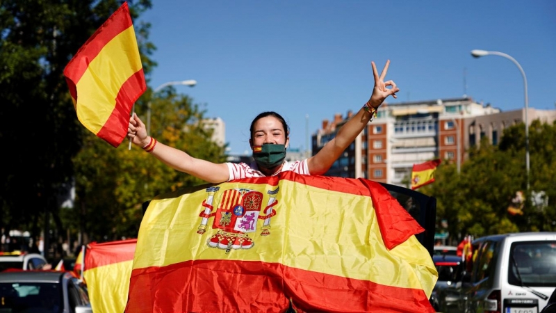 Una mujer participa en la protesta contra el estado de alarma organizado por el partido de extrema derecha Vox . REUTERS / Juan Medina