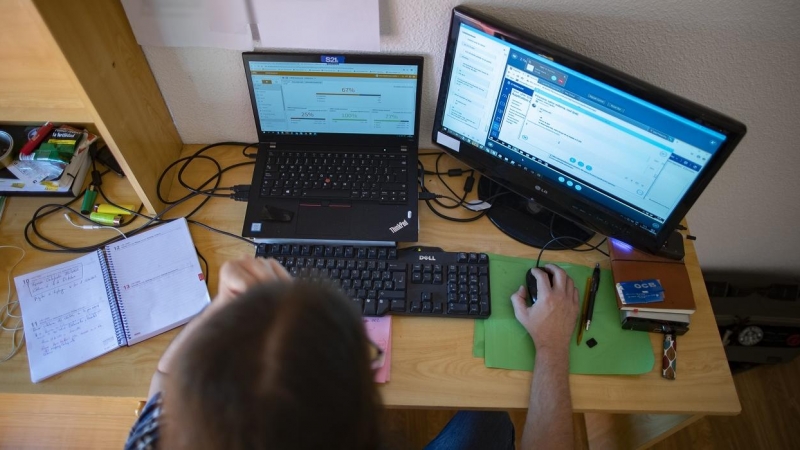 Un hombre teletrabajando desde su casa con un portátil. E.P./Eduardo Parra