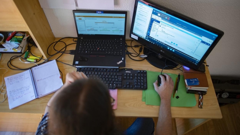 Un hombre teletrabajando desde su casa con un portátil. E.P./Eduardo Parra