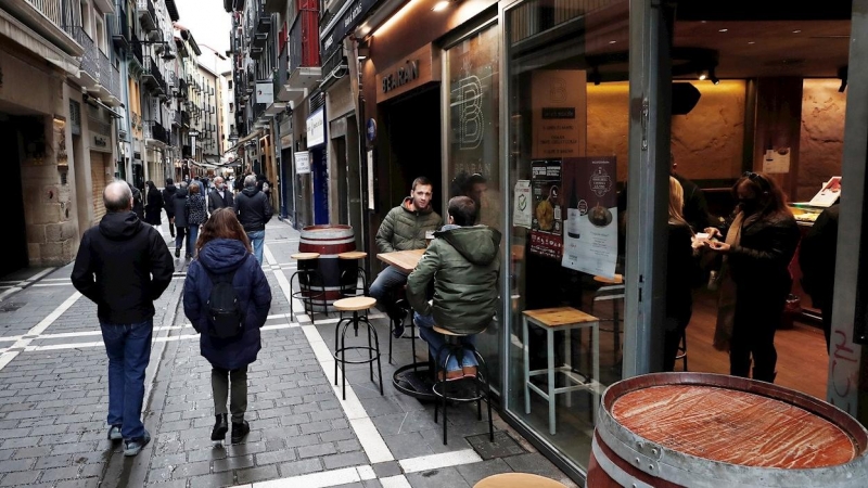 Aspecto que presentan las terrazas de algunos de los bares del Casco Viejo de Pamplona.-EFE