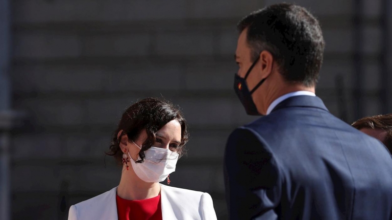 El presidente del Gobierno, Pedro Sánchez, conversa con la presidenta de la Comunidad de Madrid, Isabel Díaz Ayuso, durante el acto organizado con motivo del Día de la Fiesta Nacional. - EFE