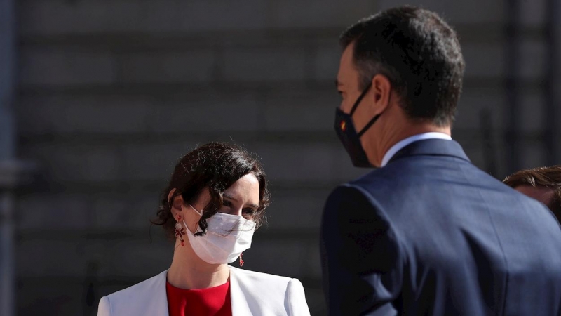 El presidente del Gobierno, Pedro Sánchez, conversa con la presidenta de la Comunidad de Madrid, Isabel Díaz Ayuso, durante el acto organizado con motivo del Día de la Fiesta Nacional. - EFE