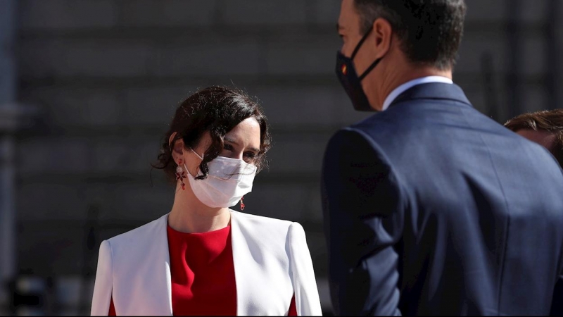 El presidente del Gobierno, Pedro Sánchez, conversa con la presidenta de la Comunidad de Madrid, Isabel Díaz Ayuso, durante el acto organizado con motivo del Día de la Fiesta Nacional. - EFE