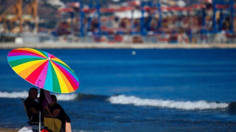 Varias personas disfrutan del buen tiempo en la playa de la Misericordia de Málaga.EFE/Jorge Zapata.