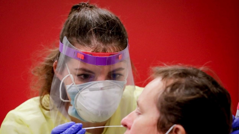 Una mujer se somete a una prueba PCR, este lunes en Bruselas (Bélgica), que ha superado a Madrid en nuevos casos de coronavirus | EFE