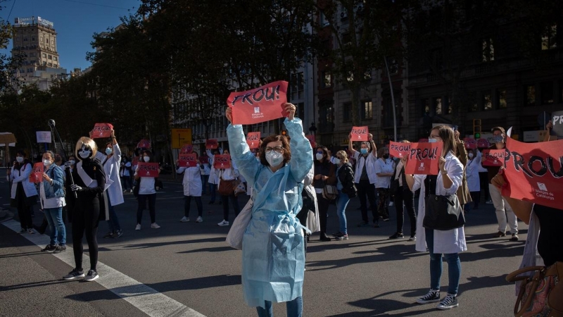 13/10/2020 - Facultativos de los Centros de Atención Primaria (CAP) del Instituto Catalán de la Salud (ICS) sostienen pancartas donde se puede leer '¡Basta!' durante una concentración en Barcelona. / EUROPA PRESS - David Zorrakino