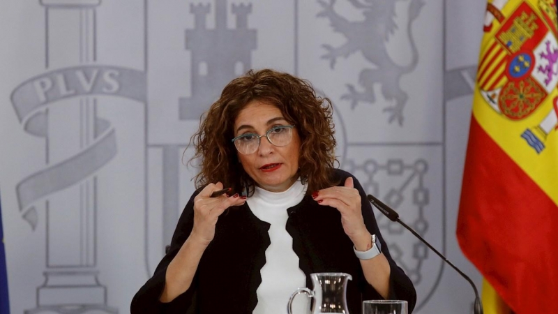 MADRID, 13/10/2020.- La ministra de Hacienda y ministra Portavoz María Jesús Montero, hoy martes durante la rueda de prensa posterior al Consejo de Minsitros celebrada en el palcio de La Moncloa.- EFE/JUAN CARLOS HIDALGO