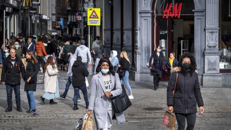 Varias personas caminaban por una calle del centro de Amsterdam el pasado domingo. EFE/EPA/RAMON VAN FLYMEN