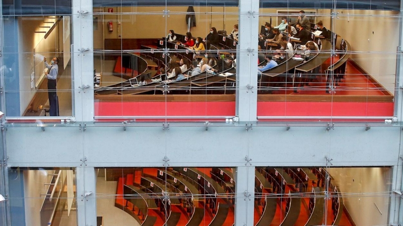 Un profesor imparte clase en el Campus Ciutadella de la Universidad Pompeu Fabra, este martes