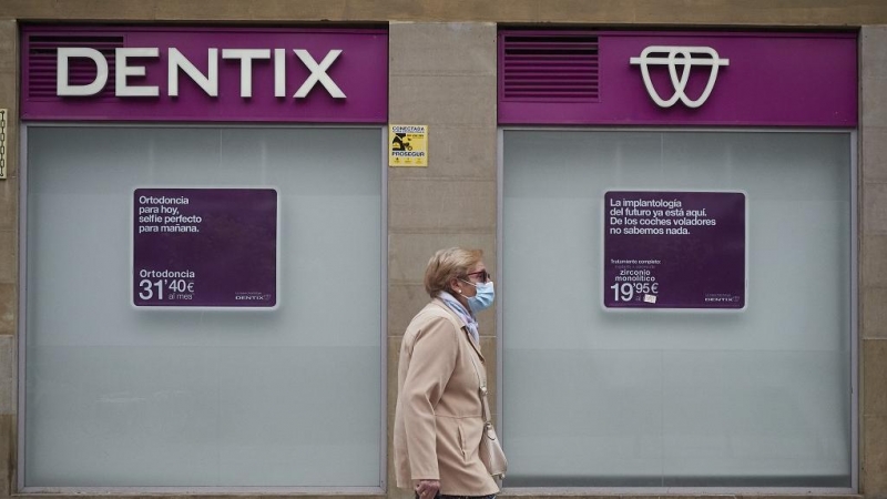 Una mujer paseas enfrente de una clínica Dentix en Pamplona. E.P./Eduardo Sanz