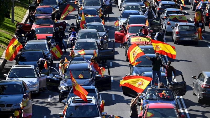 Un centenar de coches parados en el Paseo de la Castellana de Madrid, en una manifestación contra el estado de alarma convocada por Vox. EFE