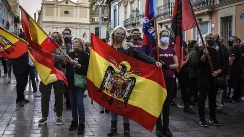 Manifestantes de ultraderecha exhibiendo banderas franquistas y símbolos fascistas en una marcha en el barrio valenciano de Benimaclet. /EUROPA PRESS