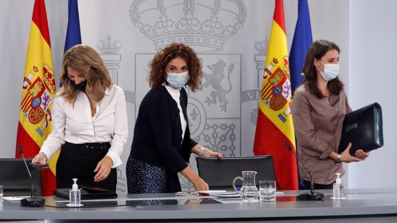 La ministra de Hacienda María Jesús Montero (c), la ministra de Trabajo Yolanda Díaz (i), y la de Igualdad Irene Montero (EFE)