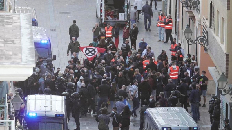 Un grupo de individuos con banderas franquistas y nazis en el barrio valenciano de Benimaclet. J.C.
