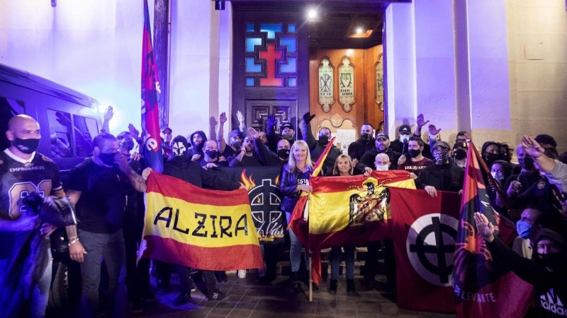 Manifestantes de ultraderecha exhibiendo banderas franquistas y símbolos fascistas en el barrio valenciano de Benimaclet.