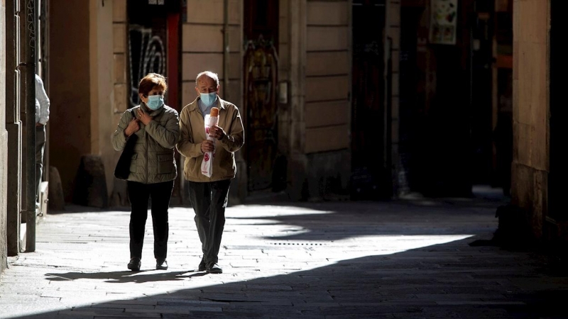 Una pareja camina por el centro de Barcelona, este martes | EFE