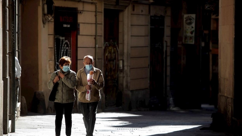 Una pareja camina por el centro de Barcelona, este martes | EFE