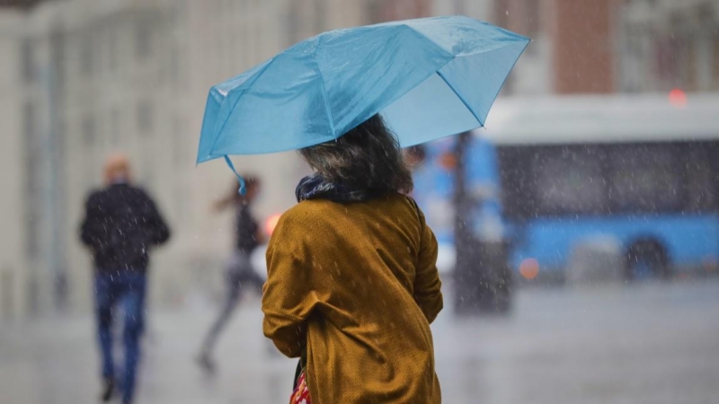 Una persona camina por el centro de la capital en una jornada marcada por las lluvias y la bajada de temperaturas, en Madrid. Jesús Hellín / Europa Press / Archivo