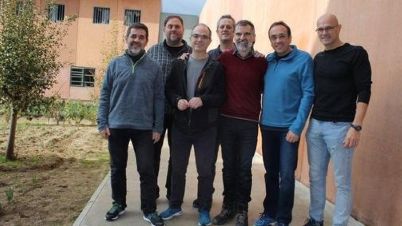 Els presos polítics empresonats a Lledoners en una foto dins del centre penitenciari.