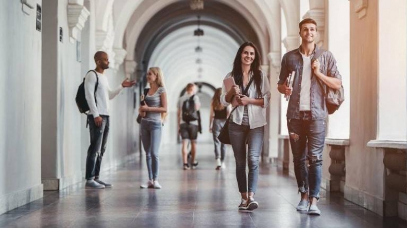 Banco Santander lanza 11.100 becas de inmersión en inglés  para mejorar el acceso de los jóvenes al mercado laboral