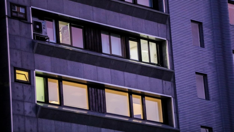 Un edificio de oficinas con las luces encendidas, en Madrid. E.P./Jesús Hellín