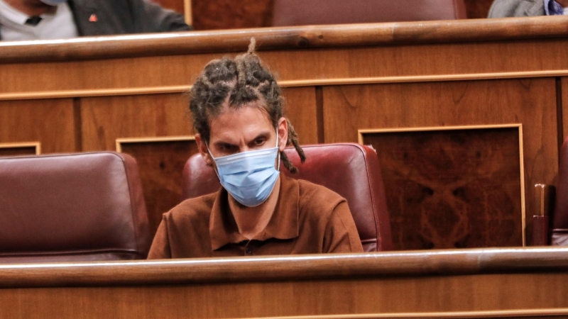 El diputado de Unidas Podemos Alberto Rodríguez (c), durante una sesión plenaria en el Congreso de los Diputados. / EUROPA PRESS