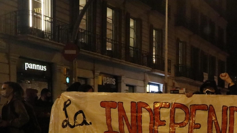 Una pancarta amb la inscripció 'La independència es guanya als carrers' durant la manifestació independentista en el primer aniversari de la sentència de l'1-O. BLANCA BLAY / ACN