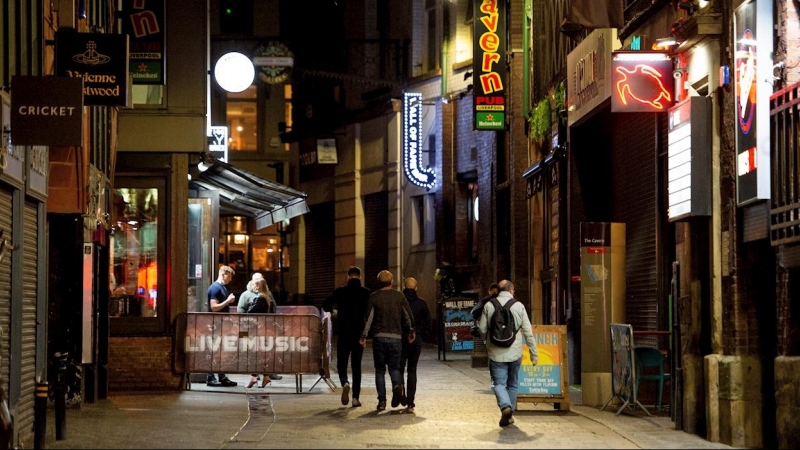 Varias personas caminan por una calle de bares de Liverpool. EFE/EPA/PETER POWELL