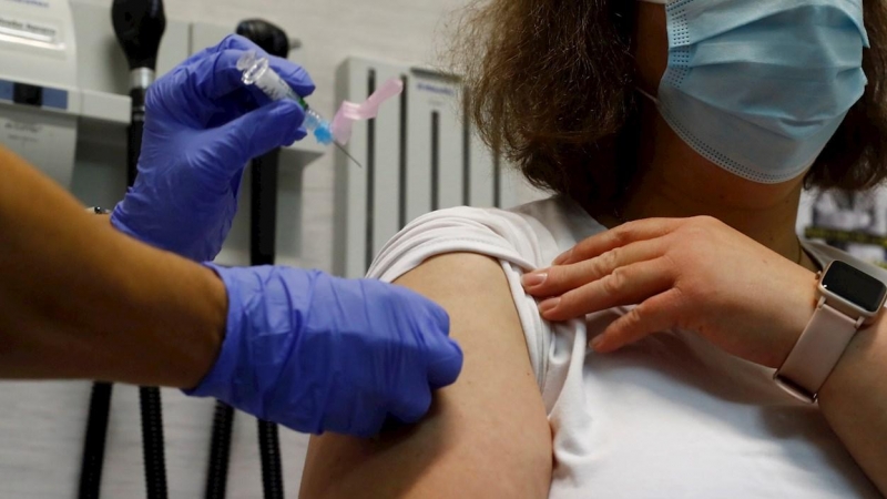 Una mujer se vacuna contra la gripe en un centro de salud del madrileño Barrio del Pilar, en el primer día de la campaña de vacunación. /EFE