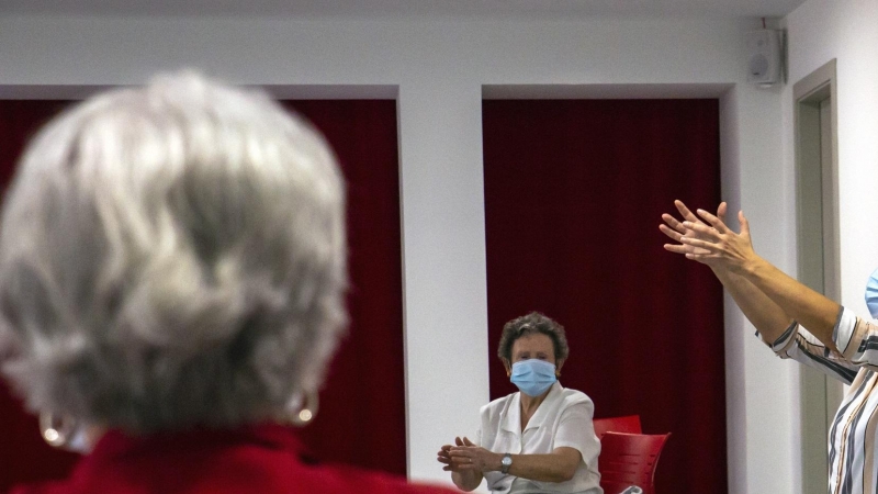 Usuàries del casal cívic de Sant Ildefons de Cornellà participen en una activitat. BRU AGUILÓ