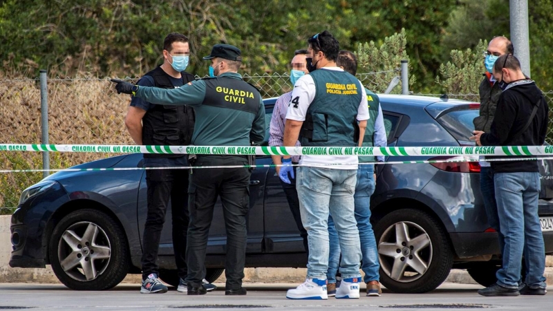 Agentes de la Guardia Civil investigan la muerte de un hombre y una mujer cuyos cadáveres han sido encontrados en el interior de un turismo estacionado en Peguera, en Mallorca. /EFE/Cati Cladera