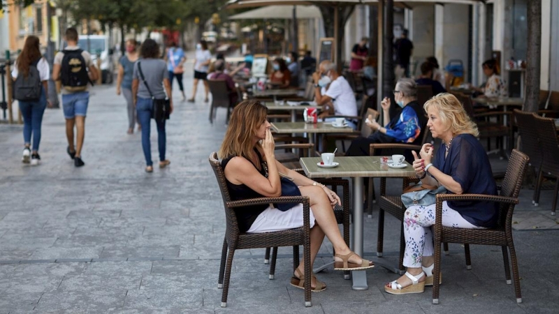 Unas clientas toman café en la terraza de un bar de Girona. EFE/ David Borrat/Archivo