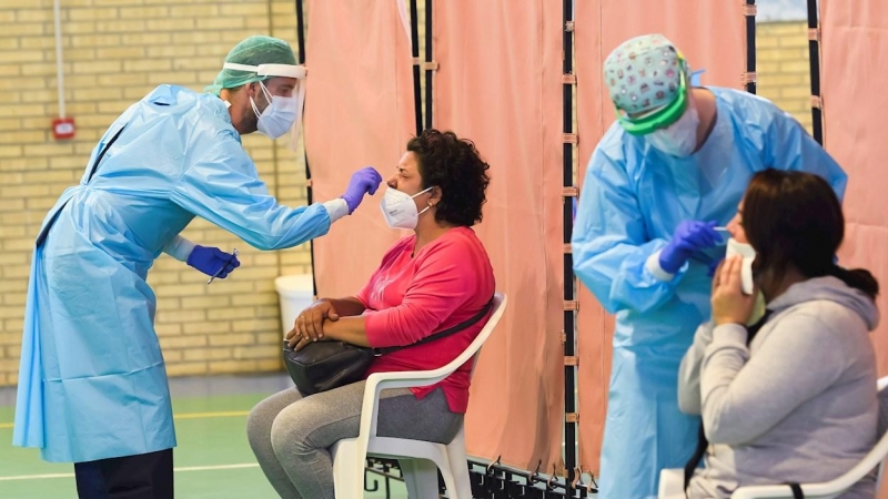 Personal del Servicio Andaluz de Salud realizan test rápidos a vecinos de la localidad sevillana de Utrera. /EFE