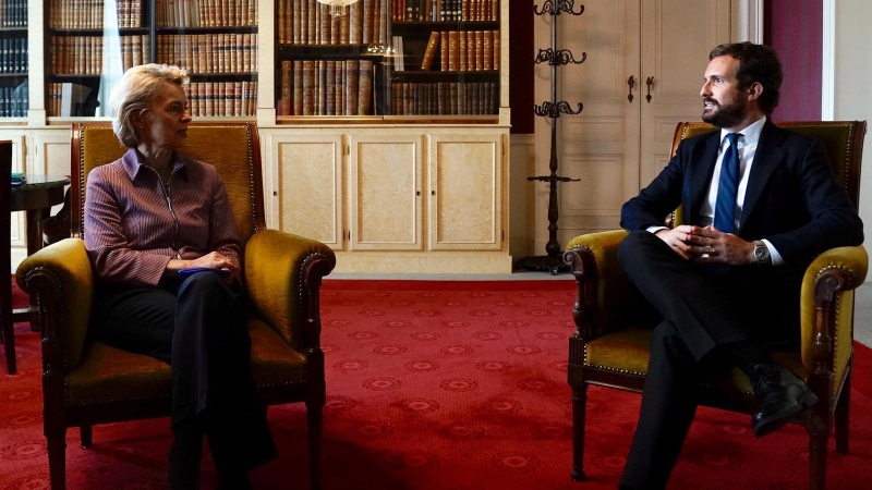 El presidente del PP, Pablo Casado, junto a la presidenta de la Comisión Europea, Ursula von der Leyen. En Bruselas, 15 de octubre de 2020. - DAVID MUDARRA (PP)