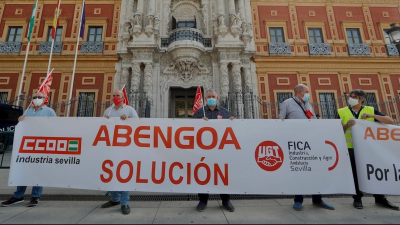 Concentración trabajadores de la empresa Abengoa ante el Palacio de San Telmo, sede de la Presidencia de la Junta de Andalucía en Sevilla, por la viabilidad de la compañía, el mantenimiento del empleo y para pedir apoyo al plan de refinanciación. EFE/José