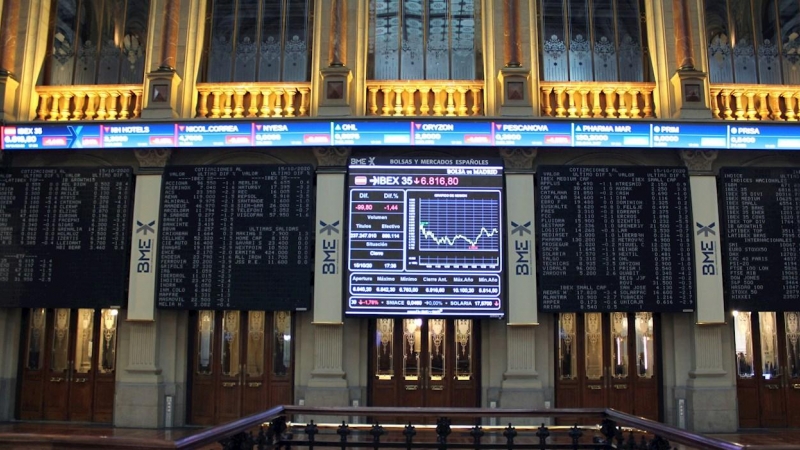 Una pantalla muestra la cotización del IBEX 35 en el interior de la Bolsa de Madrid. EFE/ Ana Bornay