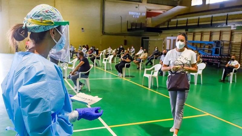 GRAFAND3268. UTRERA (SEVILLA), 15/10/2020.- Personal del Servicio Andaluz de Salud realizan test rápidos a vecinos de la localidad sevillana de Utrera que vive hoy jueves la primera de las dos jornadas de cribado masivo para detectar contagios de coronavi