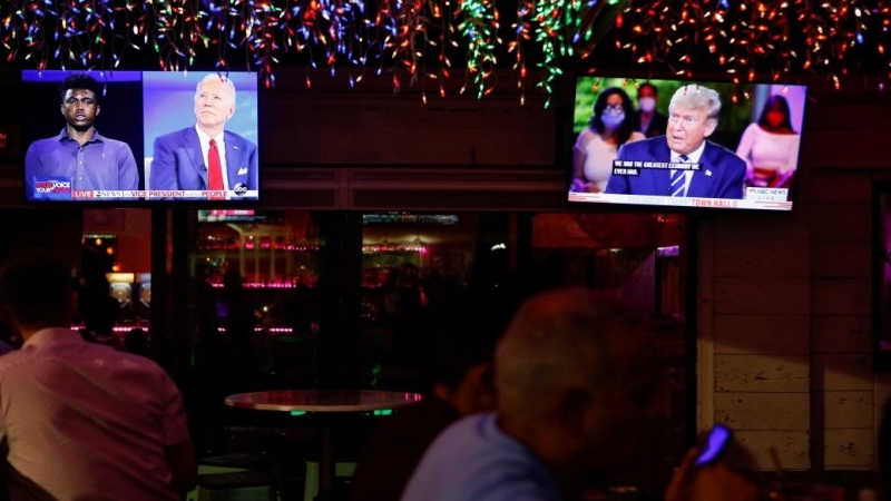 El candidato presidencial demócrata de EE. UU. Joe Biden y el presidente de EE. UU. Donald Trump en programas televisivos antes de las elecciones. REUTERS / Octavio Jones