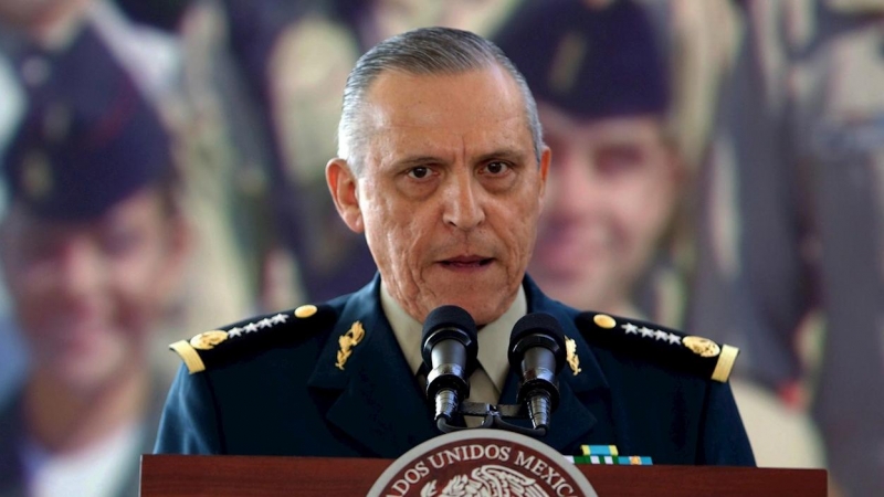 Fotografía del 19 de marzo de 2013 del general mexicano Salvador Cienfuegos, secretario de la Defensa Nacional durante el gobierno del expresidente Enrique Peña Nieto, que ha sido detenido este jueves en Estados Unidos. EFE/José Méndez / Archivo