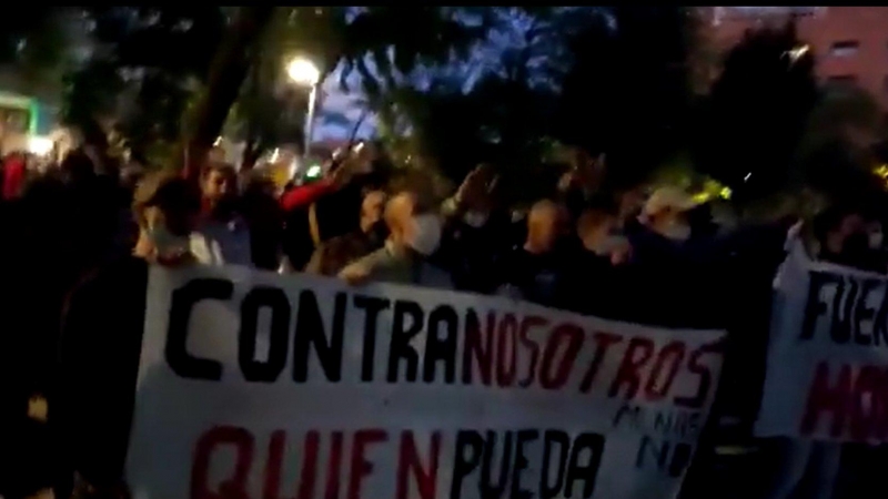 Un instante del grupo neonazi donde se observan saludos fascistas y consignas como 'Fuerza y honor' durante la manifestación en San Blas.