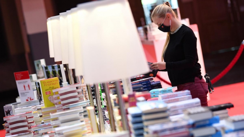 Una empleada de la Feria del Libro de Frankfurt ultima algunos detalles antes de la conferencia de prensa.- AFP