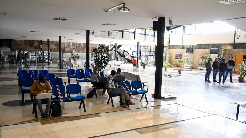 Vista de la la Universidad de Granada hoy jueves, cuyas clases presenciales han quedado suspendidas por decisión de la Junta de Andalucía durante diez días para evitar la propagación del coronavirus.EFE/Miguel Ángel Molina