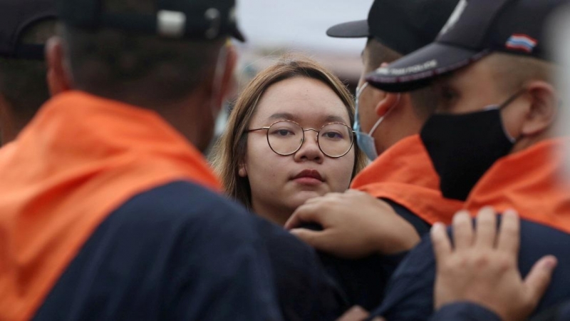 La líder estudiantil Panusaya Sithijirawattanakul se enfrenta a la policía antidisturbios durante una manifestación masiva para pedir la destitución del gobierno del primer ministro Prayuth Chan-ocha y reformas en la monarquía. REUTERS / Athit Perawongmet