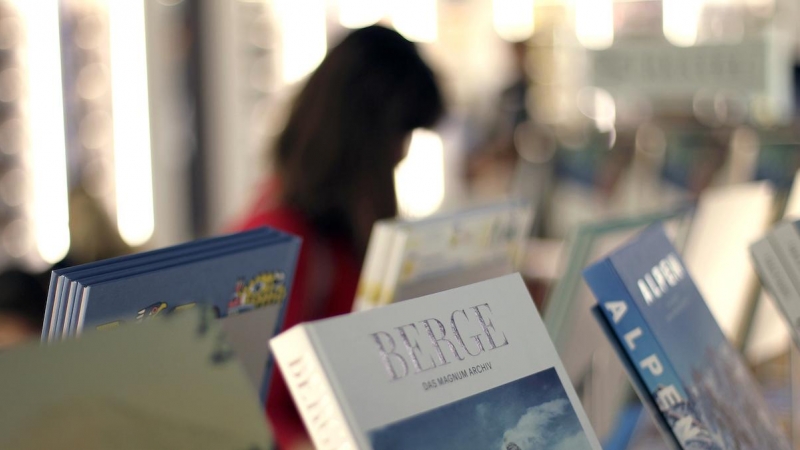 Uno de los expositores de la Feria del Libro de Frankfurt durante la pasada edición.- AFP