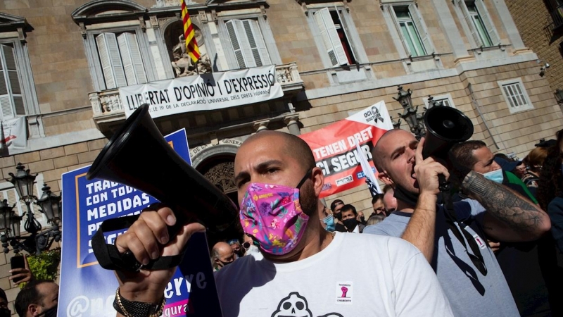 Unos mil restauradores y comerciantes claman en Sant Jaume contra el cierre | EFE