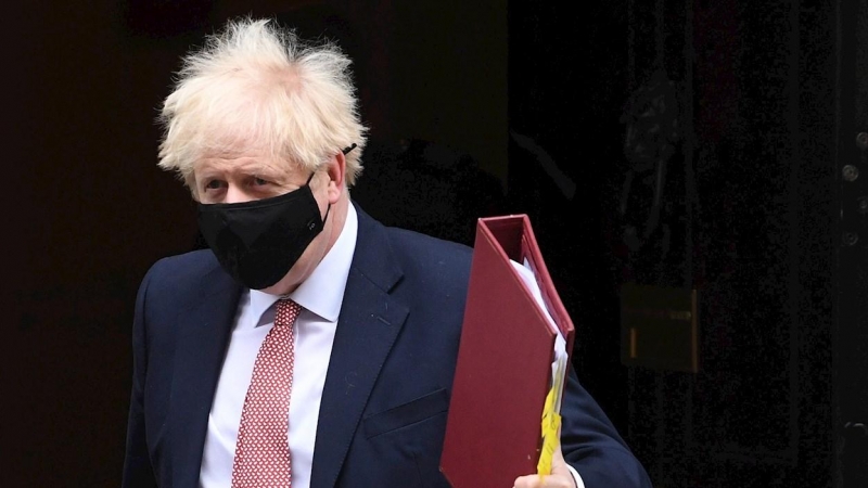 07/10/2020.- El primer ministro británico, Boris Johnson, sale de Downing Street. / EFE - NEIL HALL