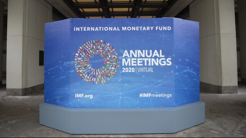 Un cartel anunciando la Asamblea Anual del FMI, en esta ocasión celebrada de forma virtual, en el exterior de la sede del organismo, en Washington. AFP/ANDREW CABALLERO-REYNOLDS